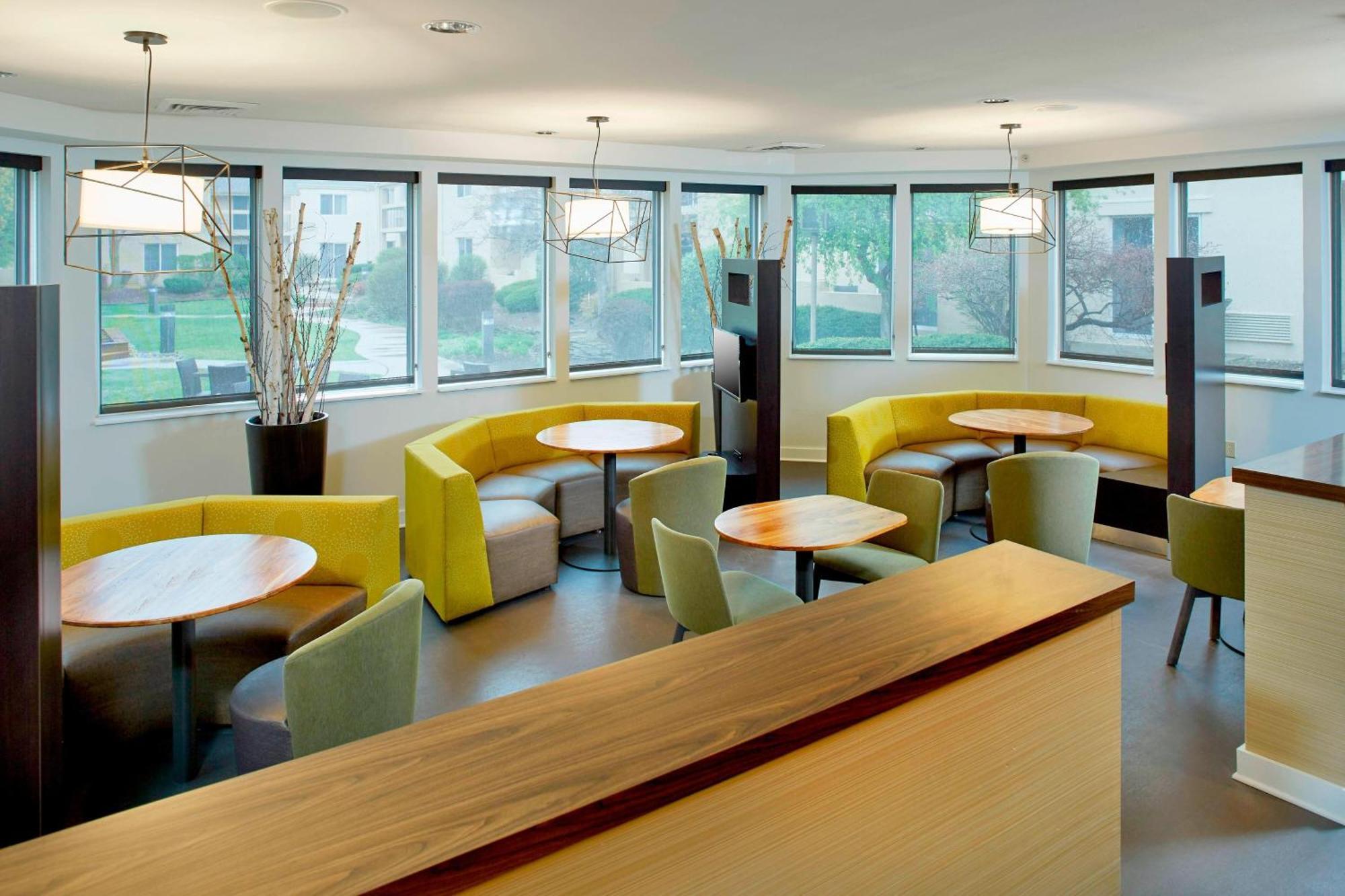 Courtyard By Marriott Lansing Hotel Exterior photo
