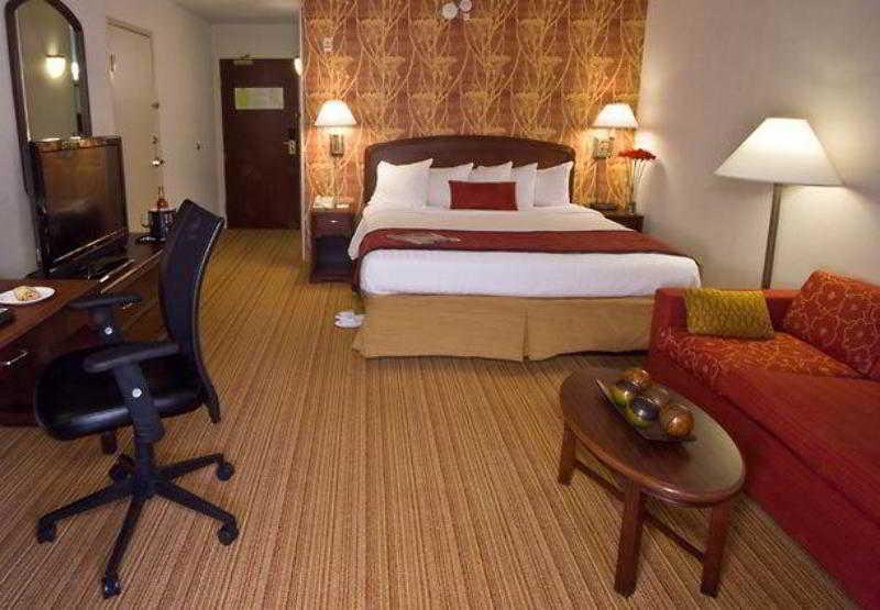 Courtyard By Marriott Lansing Hotel Room photo
