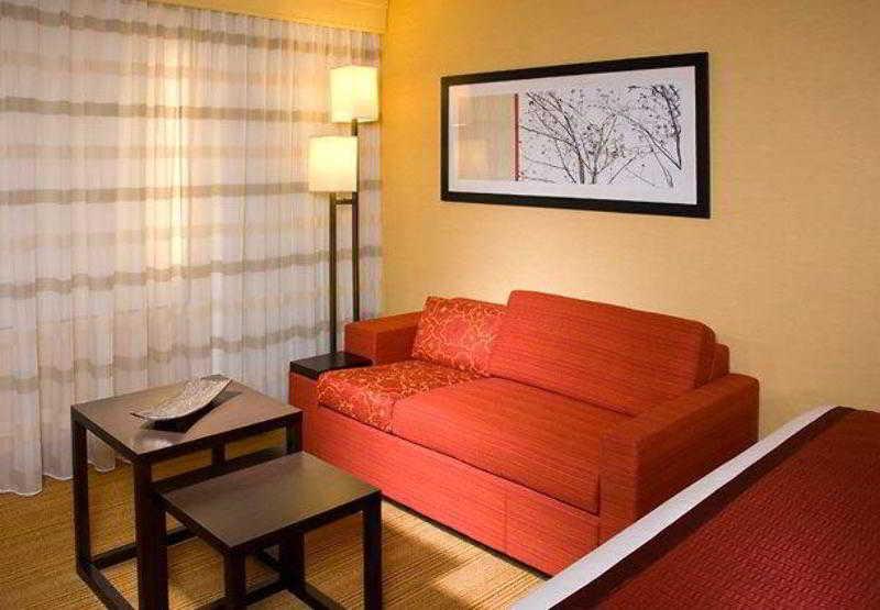 Courtyard By Marriott Lansing Hotel Room photo
