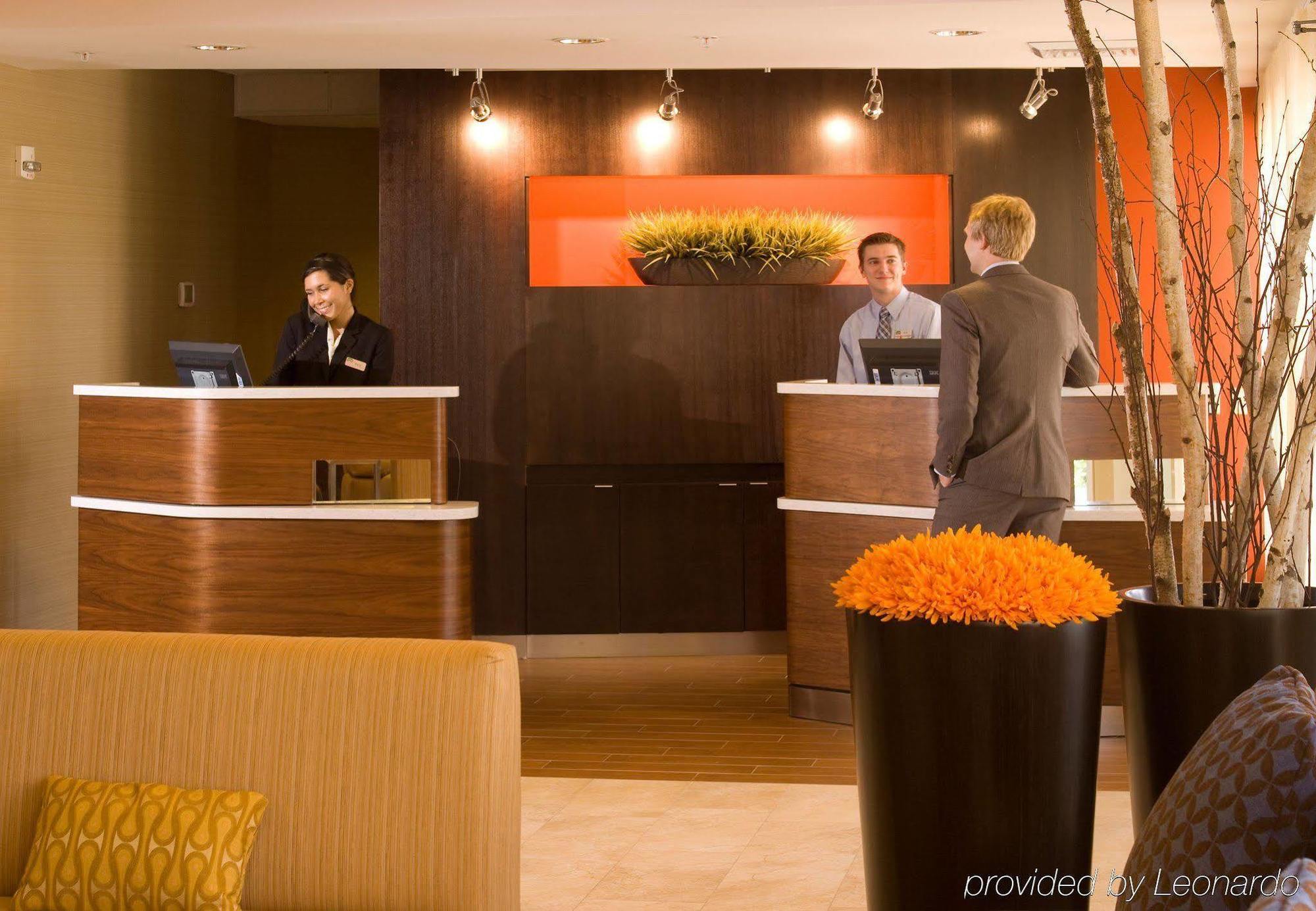 Courtyard By Marriott Lansing Hotel Interior photo